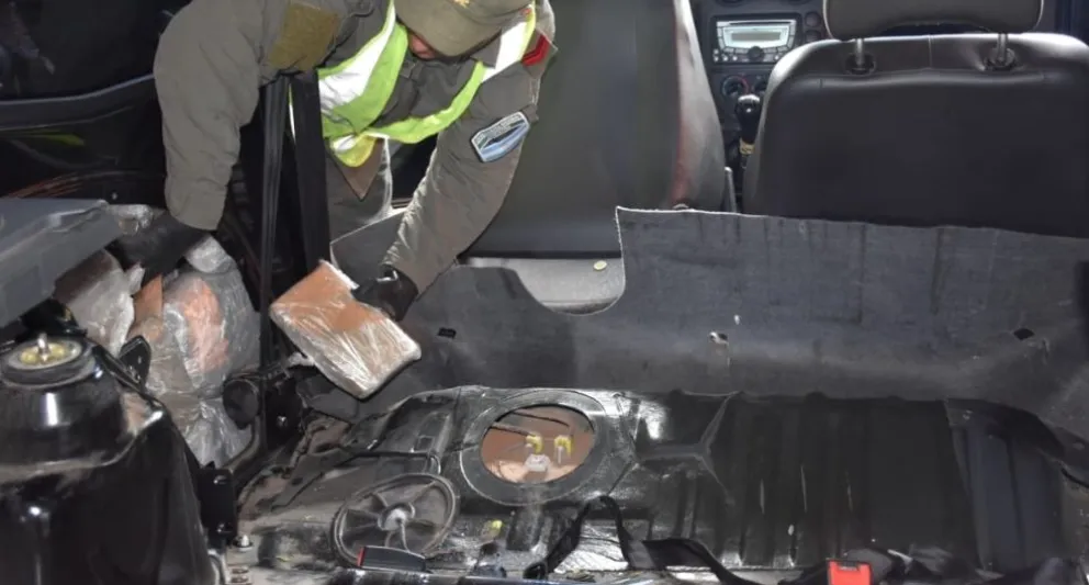 La droga estaba oculta en varios espacios dentro del coche. //Foto: Aduanas.