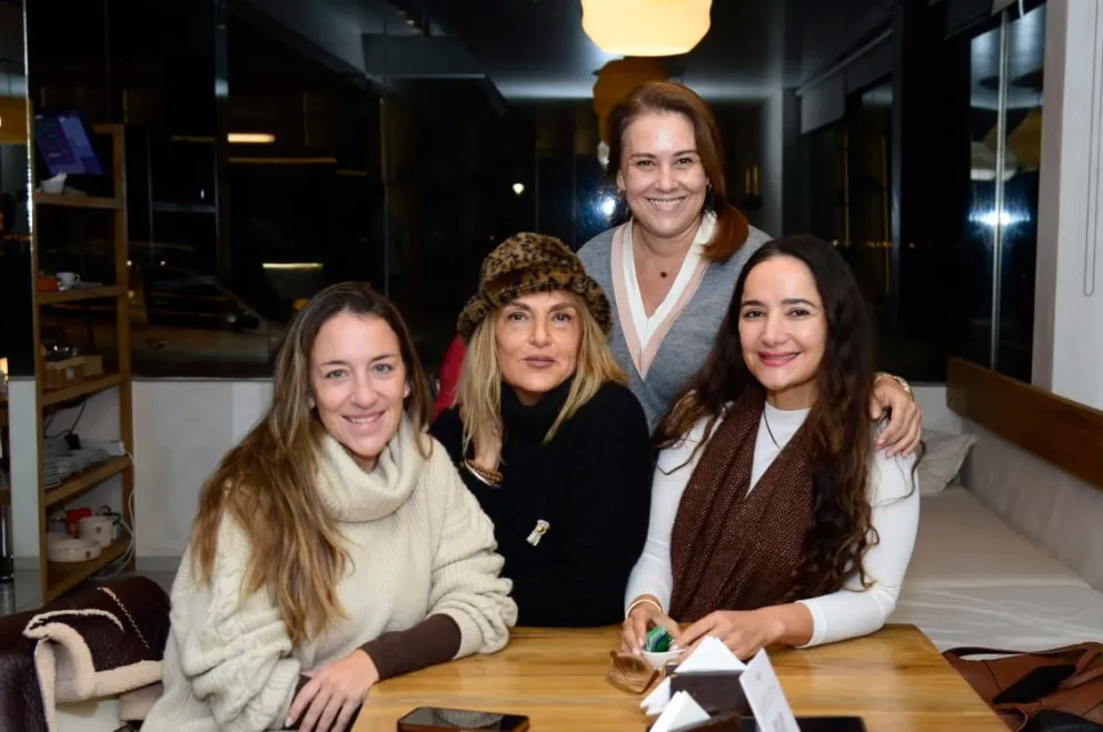 Andrea Urdinola, Verónica Zapata, Adriana Rinas y Luciana Amado en un café-bar.
