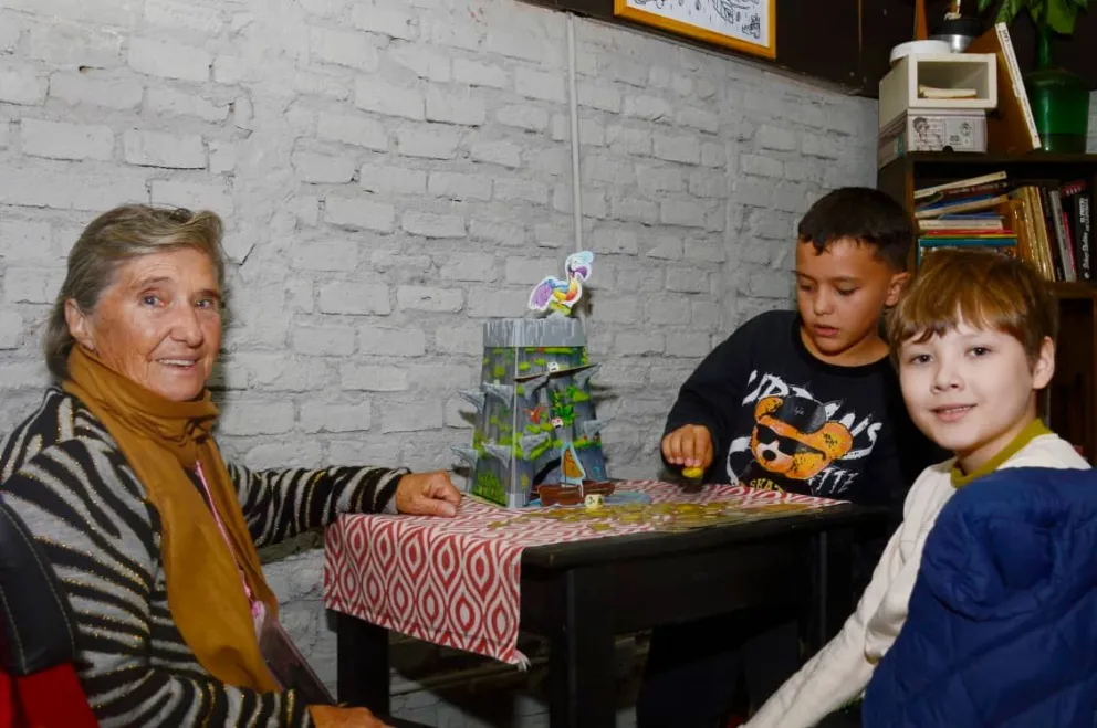 Alicia kchuba y sus nietos Ezequiel -creador del club Cazadores de Dados- y Felipe.