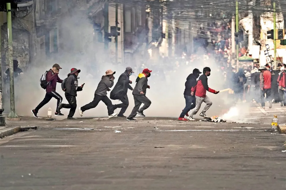 Las protestas sociales no cesan en La Paz. //Fotos: AP.