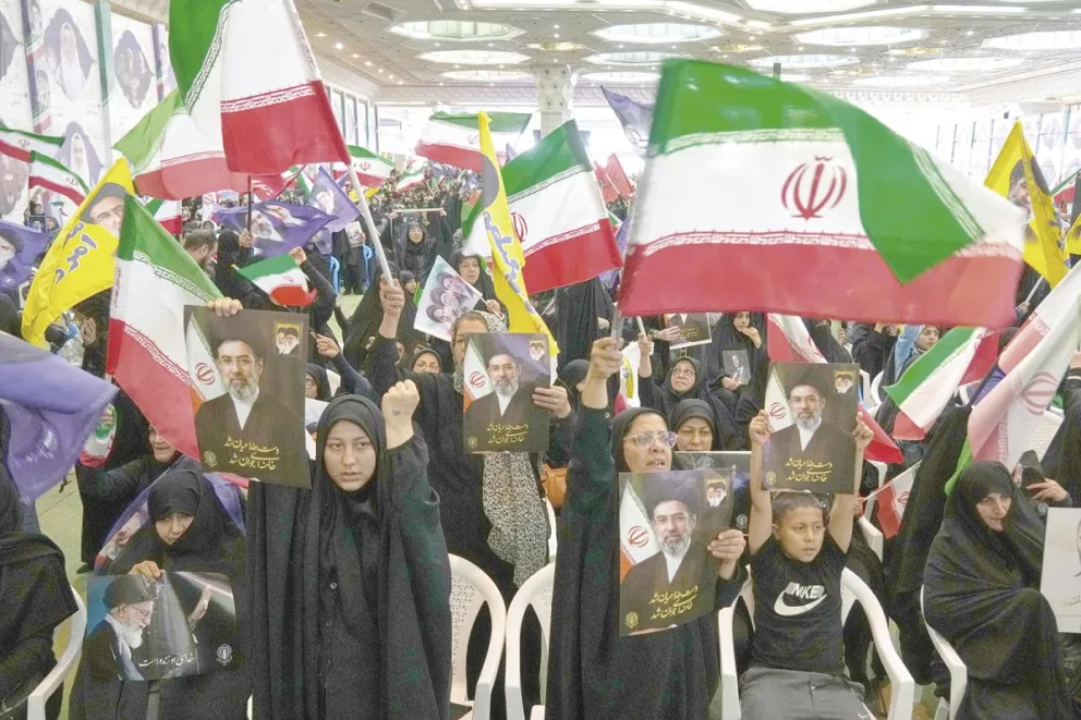 Simpatizantes iranies demuestran su apoyo al líder supremo.