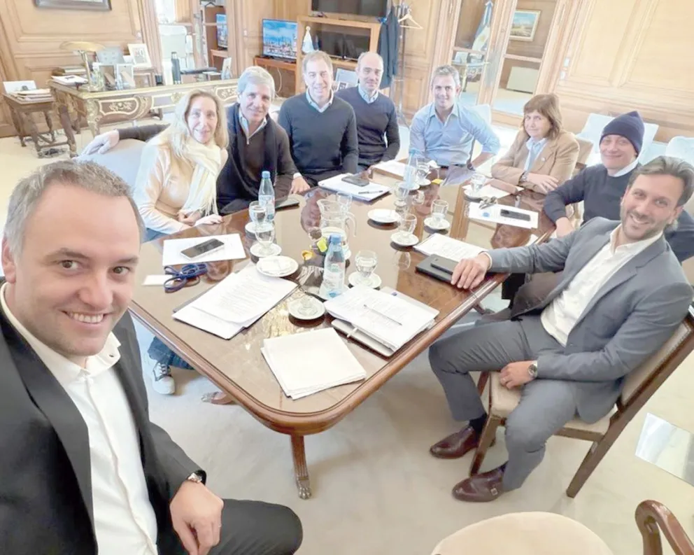 Milei volvió a reunir a sus principales ministros ayer para agilizar acciones de gestión.  