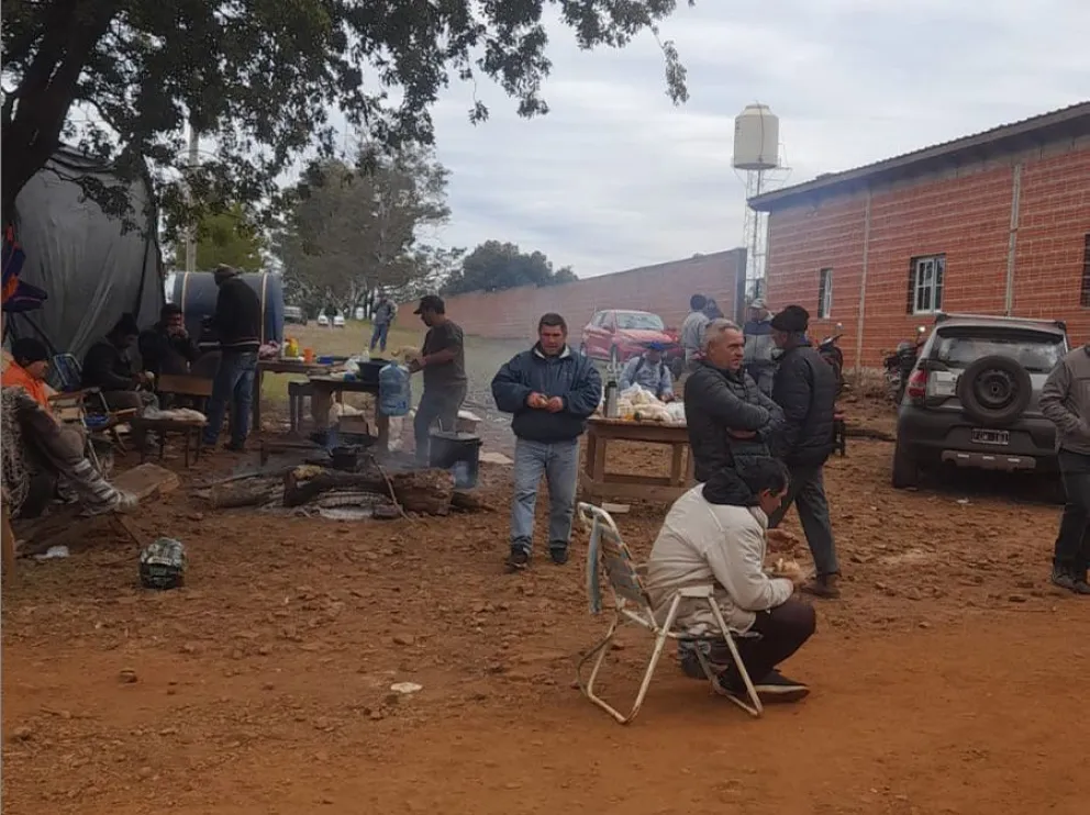 Los trabajadores desde hace días se encuentran con olla popular y en espera de definiciones frente a la fábrica.