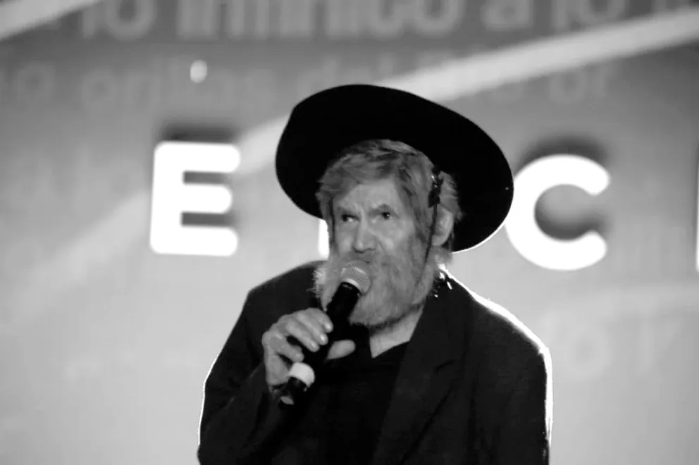 Ícono del chamamé, destacado músico, carismático personaje, autor del emblemático tema ‘Samaniego’ y de frases célebres, falleció ayer a los 70 años Eduardo “Moni” Encina, tras varios días de internación. Misiones llora a un símbolo inolvidable. 