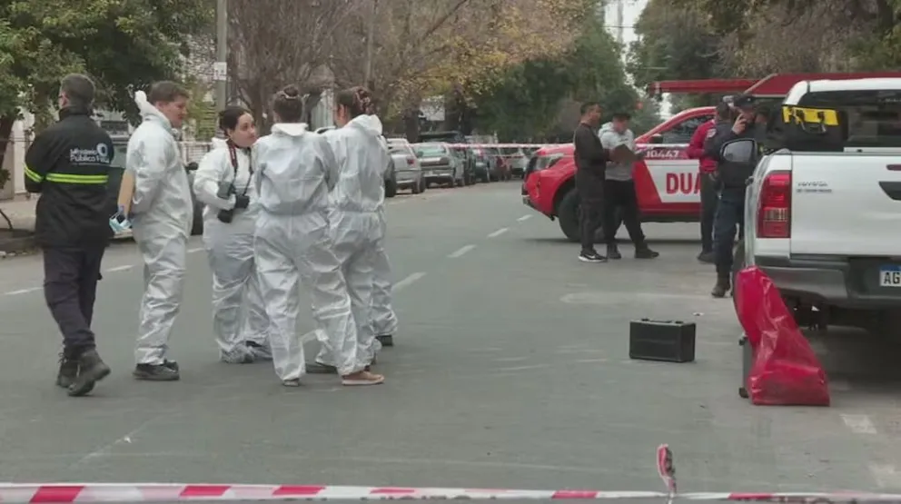 Los peritos realizan un operativo en la casa de Barrelier. (Foto: TN)