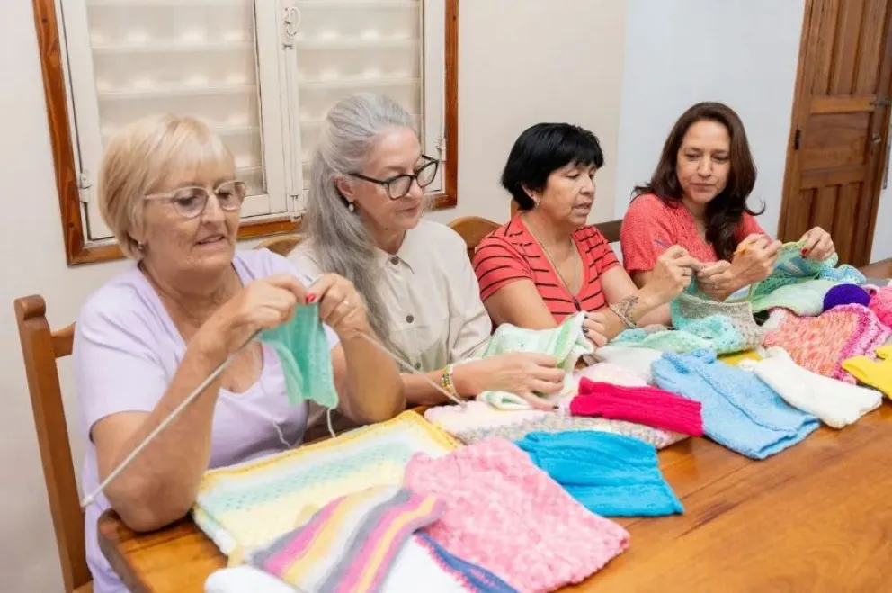 Comenzaron el año pasado a tejer entre amigas y luego se convirtió en algo solidario. // Foto: Marcelo Rodríguez