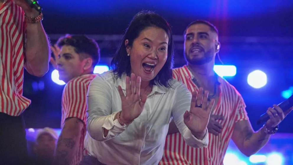 Keiko Fujimori tendría una muy leve ventaja sobre Sánchez. Foto: AP