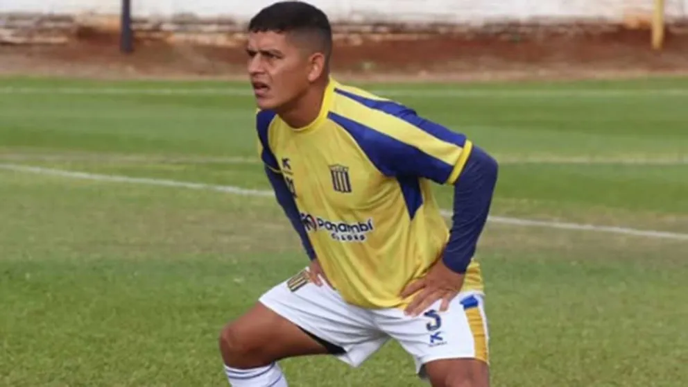 Comes le da marca y balance a Mitre en el mediocampo. Foto: prensa Mitre