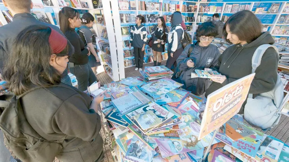 Estudiantes visitaron la Feria del Libro de Posadas. Foto: Marcelo Rodríguez  