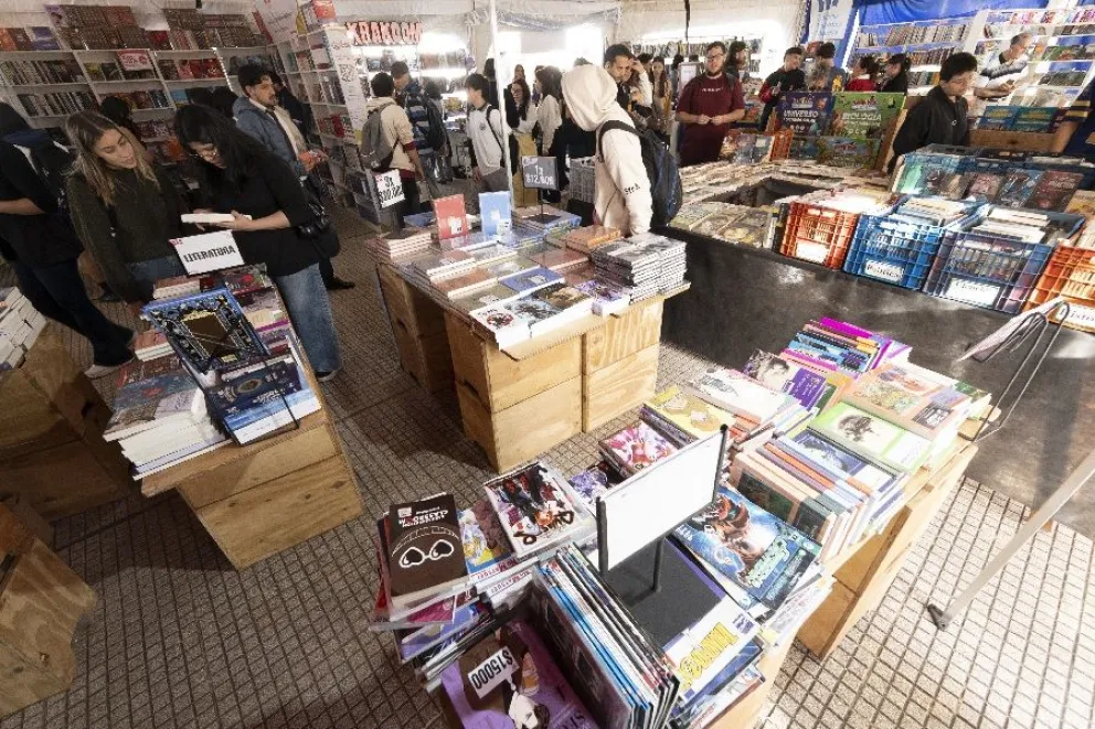 Estudiantes visitaron la Feria del Libro de Posadas. Foto: Marcelo Rodríguez  