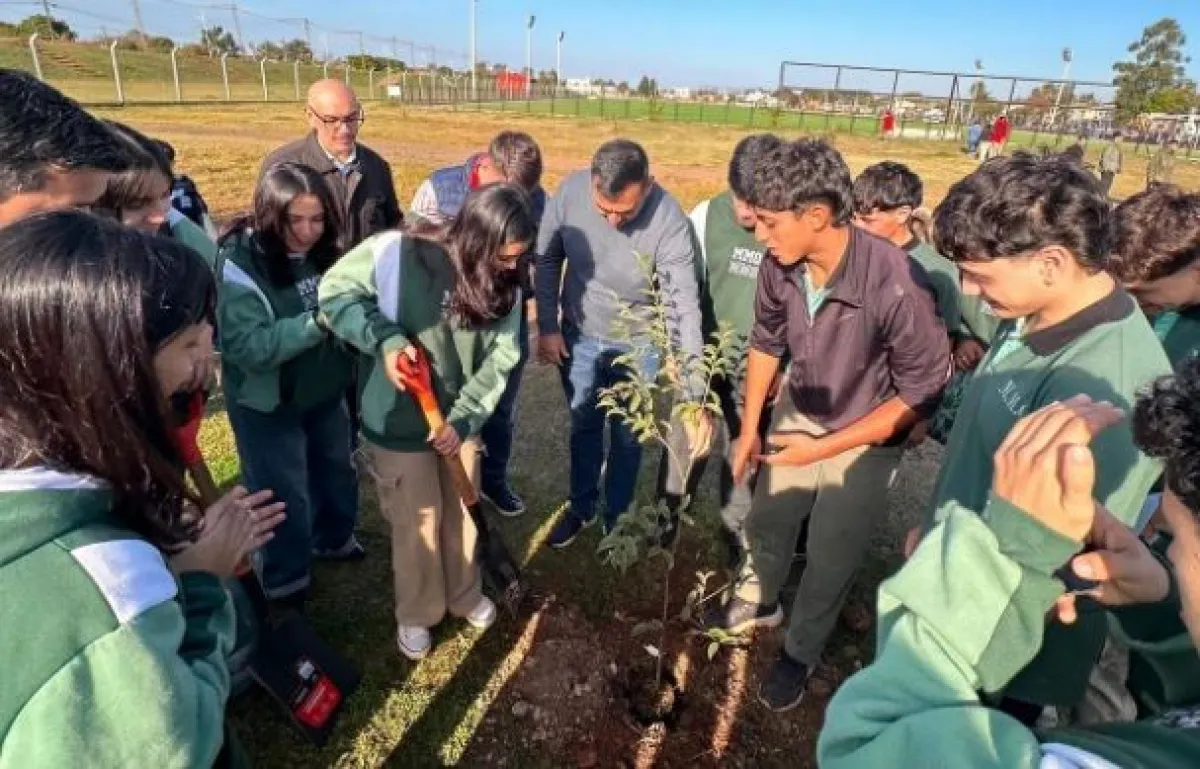 "Sembrando futuro", Santo Tomé conmemoró el Día del Ambiente con plantación de árboles nativos