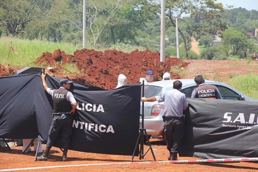 Las dos víctimas fueron halladas acribilladas, dentro de un Chevrolet Agile.