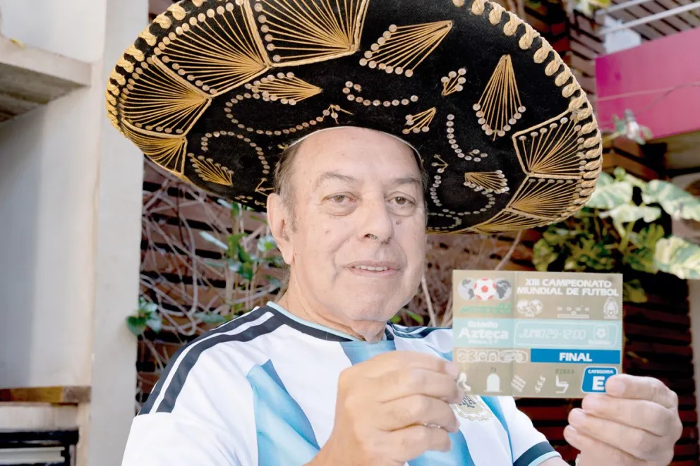 Chávez con el típico sombrero mexicano y la entrada de la final. Foto: Marcelo Rodríguez