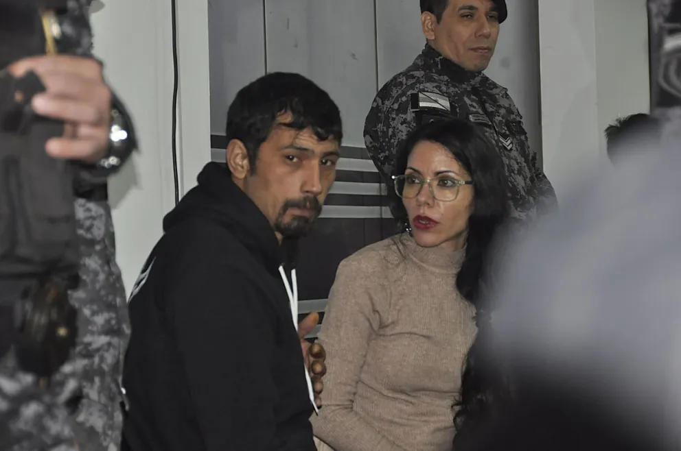 Rodríguez de Olivera, acusado de matar a Ayala frente a un bar, junto a la defensora oficial Flavia Valenzuela. //Foto: Cristian Valdez.