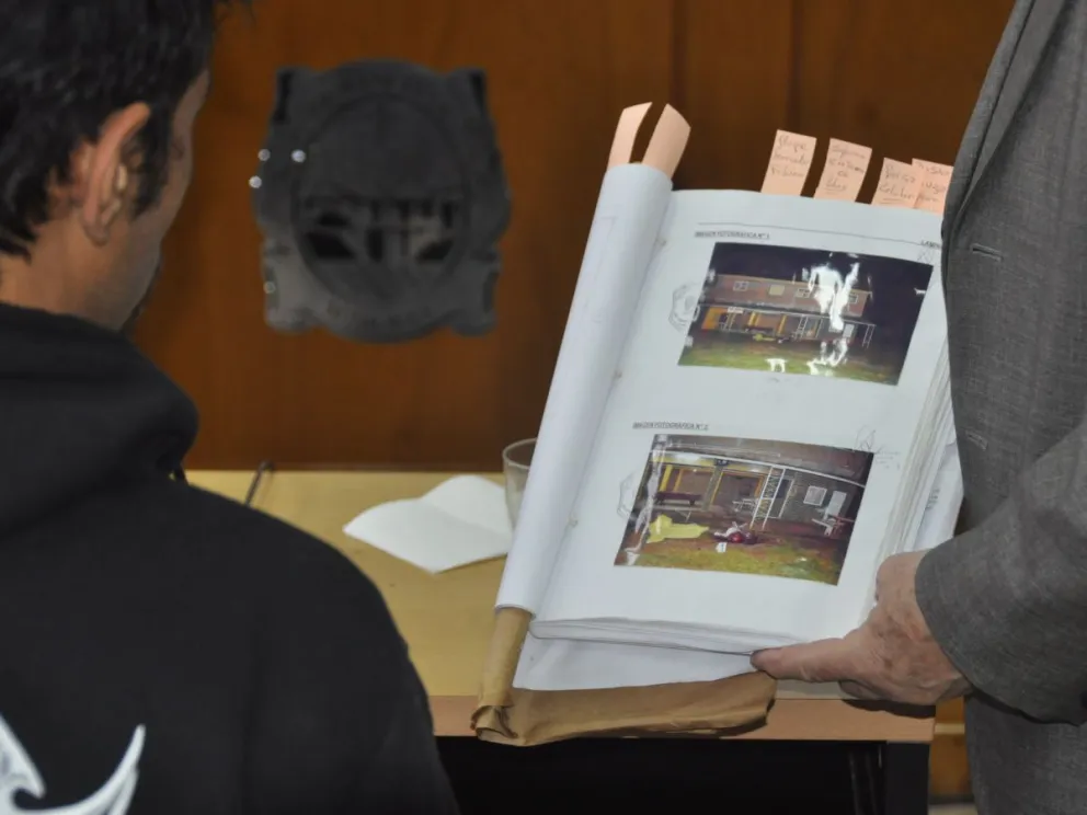El acusado debió reconocer por fotografías la escena donde fue cometido el crimen. //Fotos: Cristian Valdez.