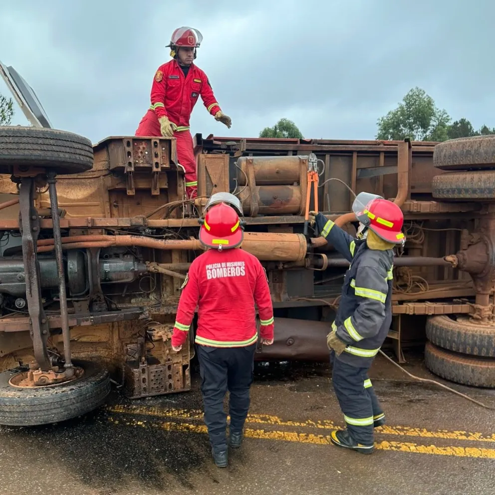 Bomberos intervinieron ante un derrame de combustible.