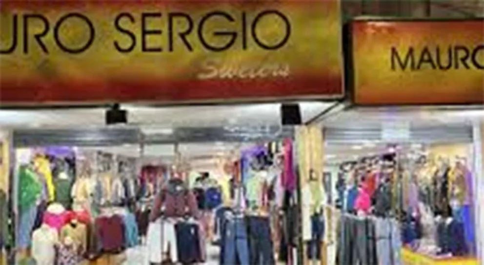 La tienda es famosa por sus tejidos y confecciones de hilo.