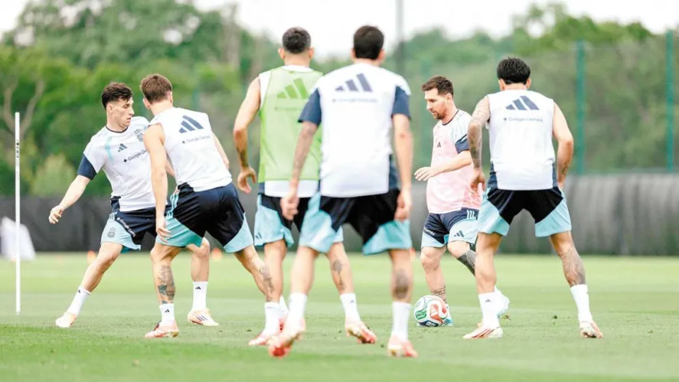 Messi se entrenó nuevamente con total normalidad; el capitán está listo. 