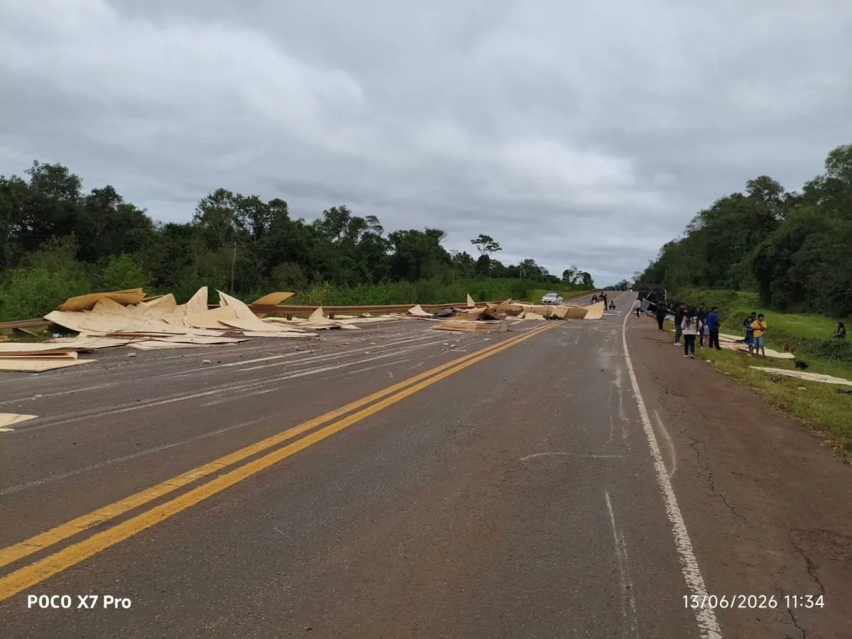 Volcó la carga de un camión sobre la Ruta 12 y el tránsito quedó reducido en Caraguatay