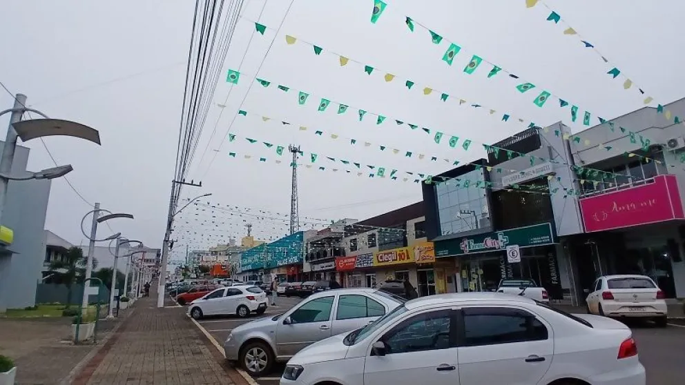 Las calles céntricas de Dionisio Cerqueira se vistieron de verde y amarillo a horas del debut de Brasil en el Mundial 2026.
