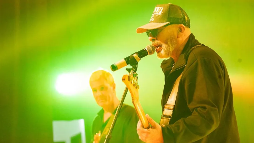 Japo Fleitas en la voz y el bajo de La Corte del Señor Manga, banda emblema del rock del Nordeste. //Foto: Marcelo Rodríguez.