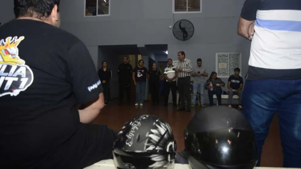 La comisión vecinal sostiene que muchos circulan sin casco. Foto: Julián Grondona
