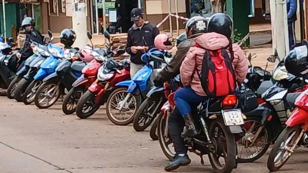 Muchas familias optan por dejar los autos y salir en moto. Foto: Juan Carlos Magliano