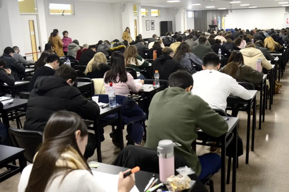 En la sede de la Ucami se tomó el examen a los futuros residentes médicos. Foto. Julián Grondona