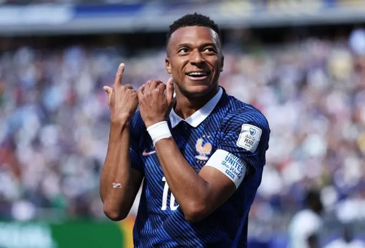 Francia ganó en el debut ante Senegal con un doblete de Mbappé