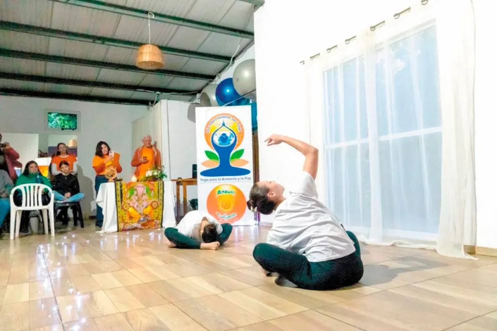 Presentación de la 12ª Semana del Yoga en  Anauel Todoarte, con números artísticos y charlas.
Fotos. Agustina Vera