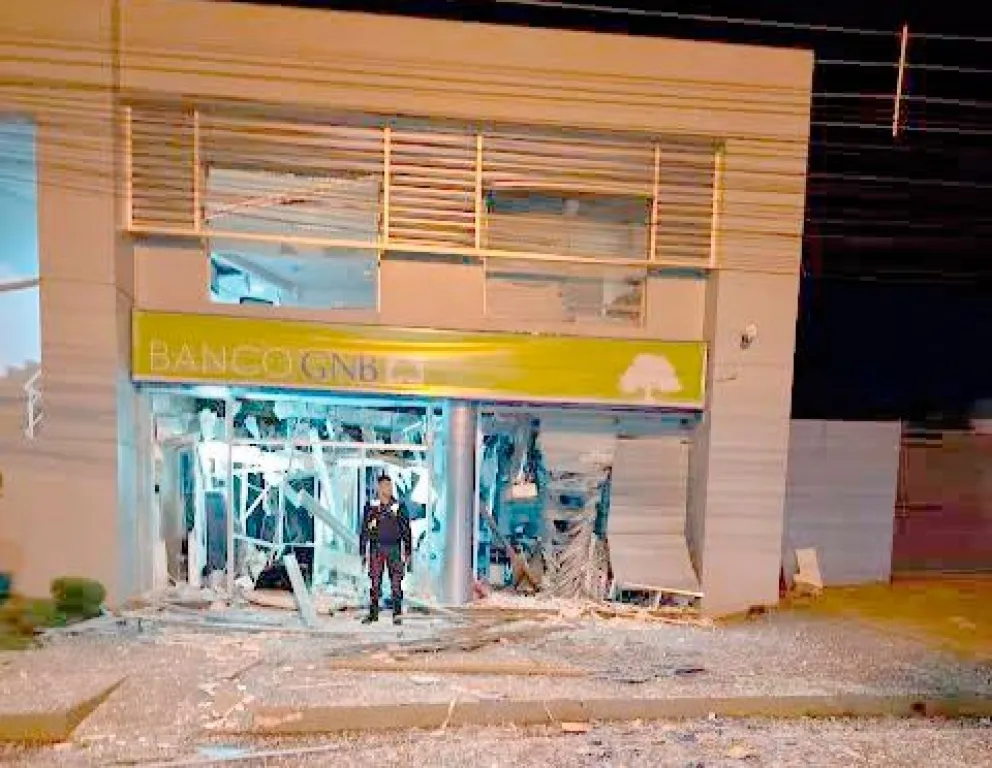 El frente de uno de los bancos en Santa Rita quedó totalmente destruido.  