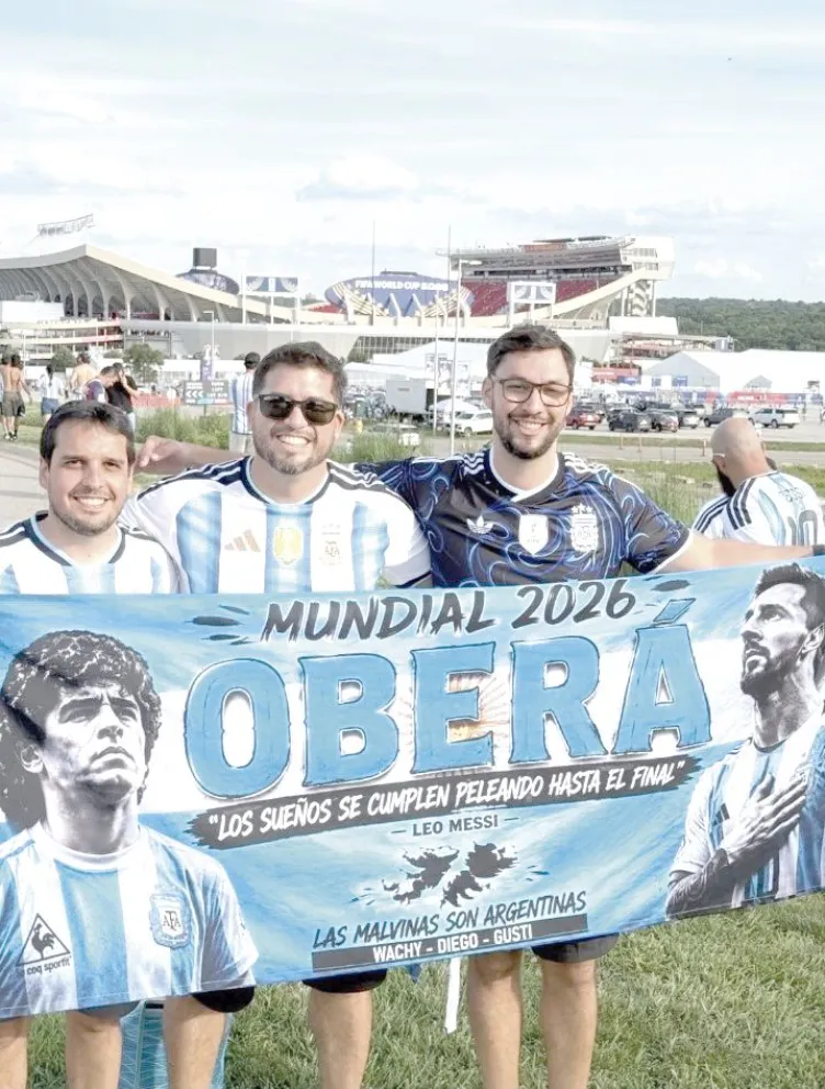 Walter, Diego y Gustavo disfrutaron de un día histórico en el estadio. 