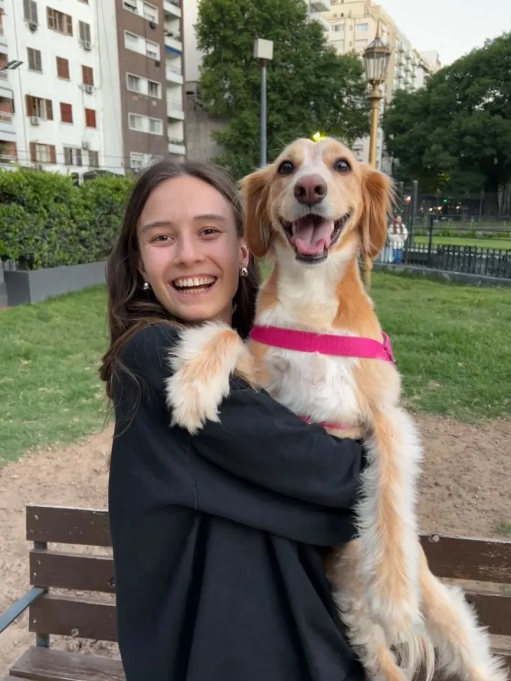 Mara junto a Chon, su compañera de cuatro patas. 
