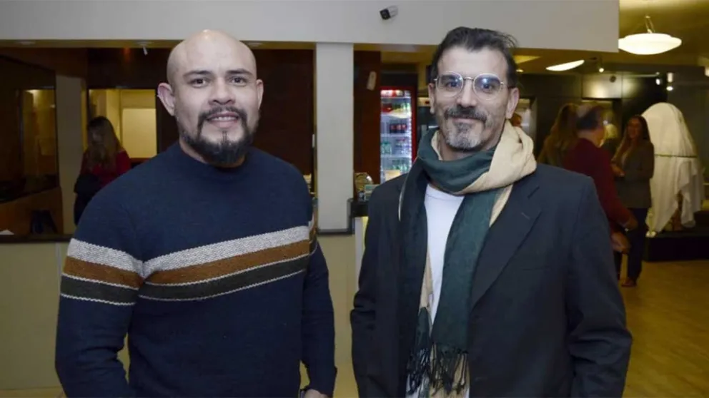 Cristian Valenzuela y Leonardo Canteli dijeron presente en la inauguración de ‘Ojos del Monte’.
