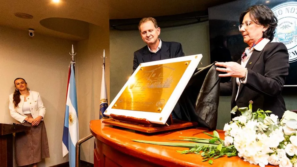 Se procedió al descubrimiento de una placa por los 70 años del Colegio Notarial de Misiones. Foto: Marcelo Rodríguez