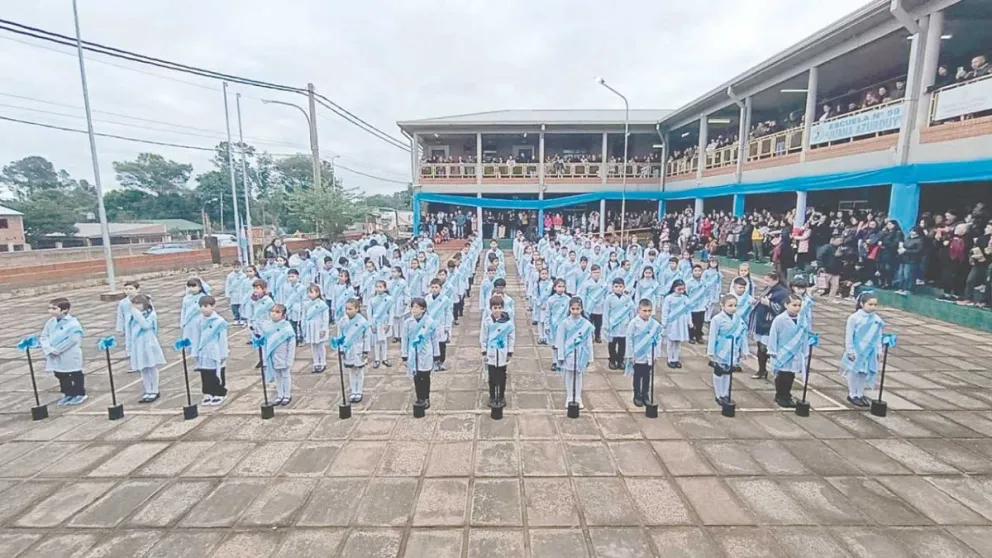 Los alumnos de la escuela Juana Azurduy prometieron a la bandera en un acto emocionante.