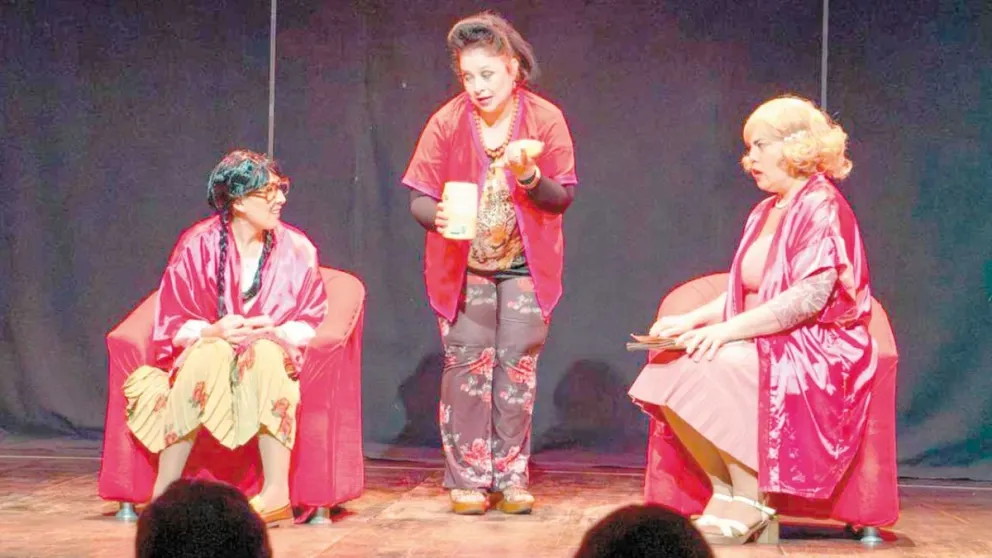 De la suerte en el amor, de lo que emociona el alma o entristece hablaron los personajes de ‘Enredadas’en el escenario de Mandové, el viernes. Foto: Agustina Vera 