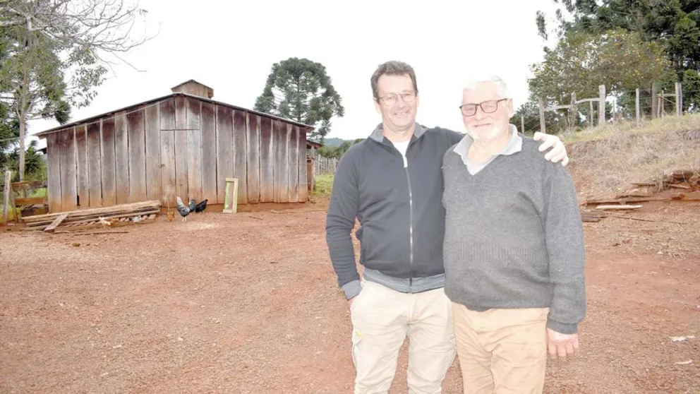 Airton junto a su padre Ilvo en la chacra familiar. Foto: Carina Martínez