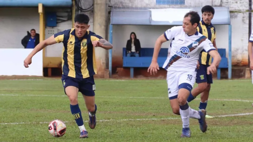 Arraya, de buen primer tiempo, intenta un ataque. Mitre adelantó su partido en esta fecha. Foto: Prensa Mitre