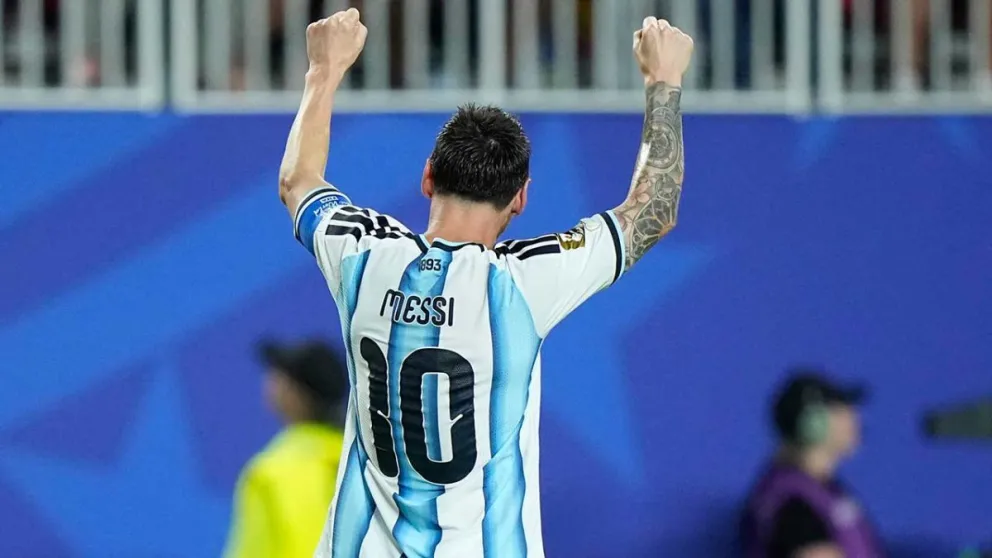 Cuando todos creían que Messi (38) no tendría un papel prepoderante en la Scaloneta, el 10 se despachó con un triplete en el estreno mundialista.  Foto: AP