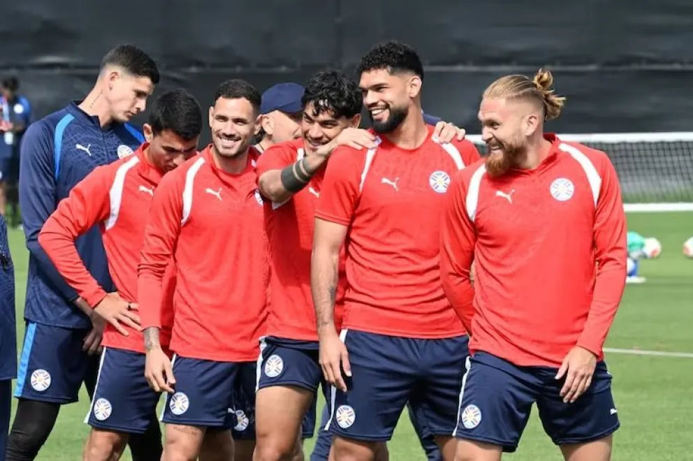 La selección se prepara para enfrentarse a Australia: Isidro Pitta, Omar Alderete, Gustavo Gómez, Junior Alonso y Orlabndo Gille.