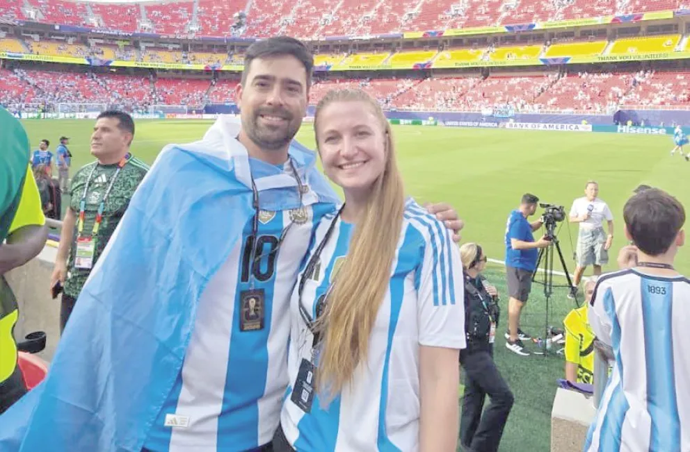 La pareja pudo asistir a la noche mágica de Messi, la del triplete. 