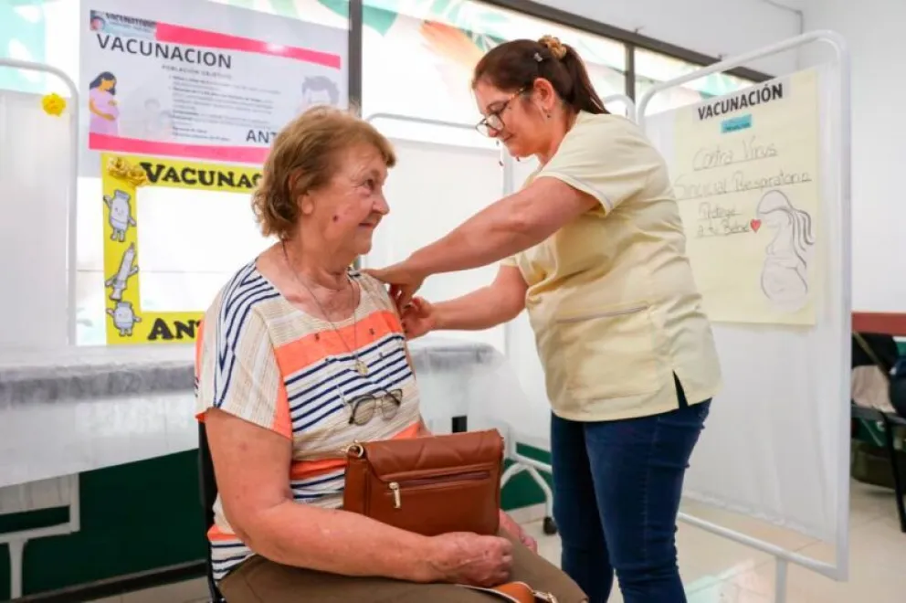 Los adultos mayores son uno de los grupos de mayor riesgo ante enfermedades respiratorias. Foto: Salud Pública