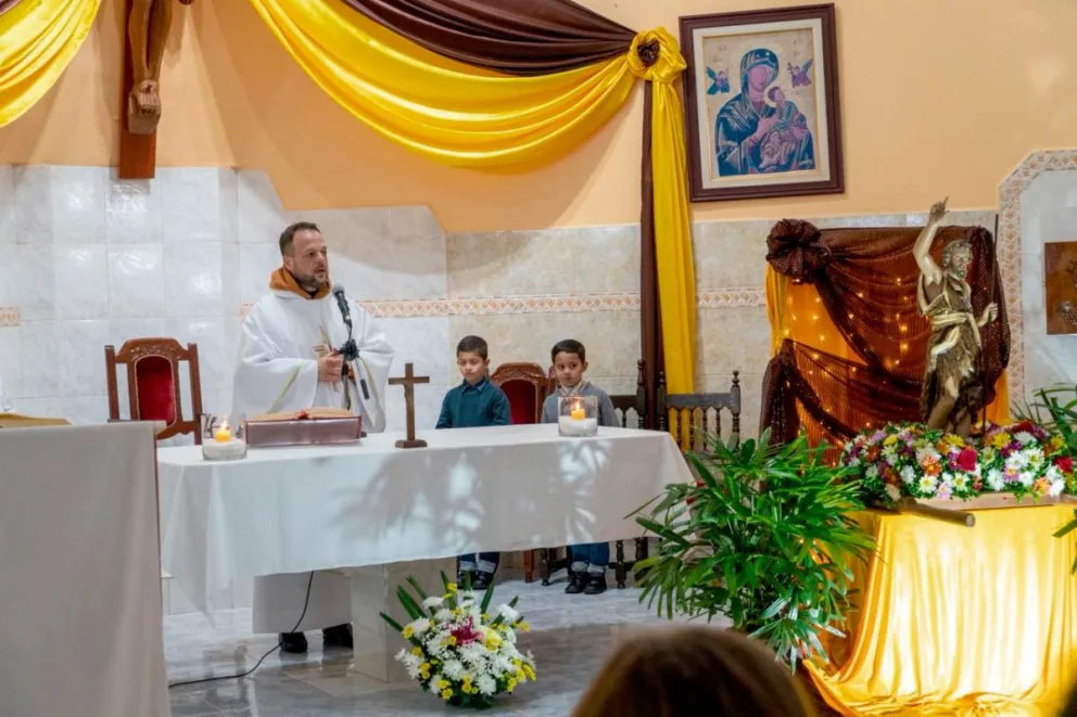 En víspera de San Juan, la misa congregó a fieles en la capilla para dar luego paso a juegos y actividades típicos de este momento del año. Fotos: Agustina Vera