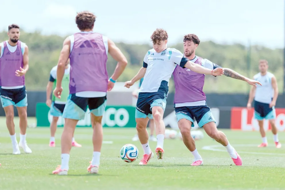 Julián Álvarez y Marcos Senesi suman grandes chances de ser titulares. 