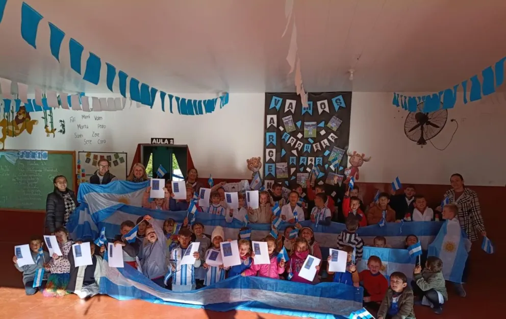 Mientras millones de personas saludan a Messi en las redes sociales, desde una pequeña escuela misionera también partió un abrazo simbólico. 
