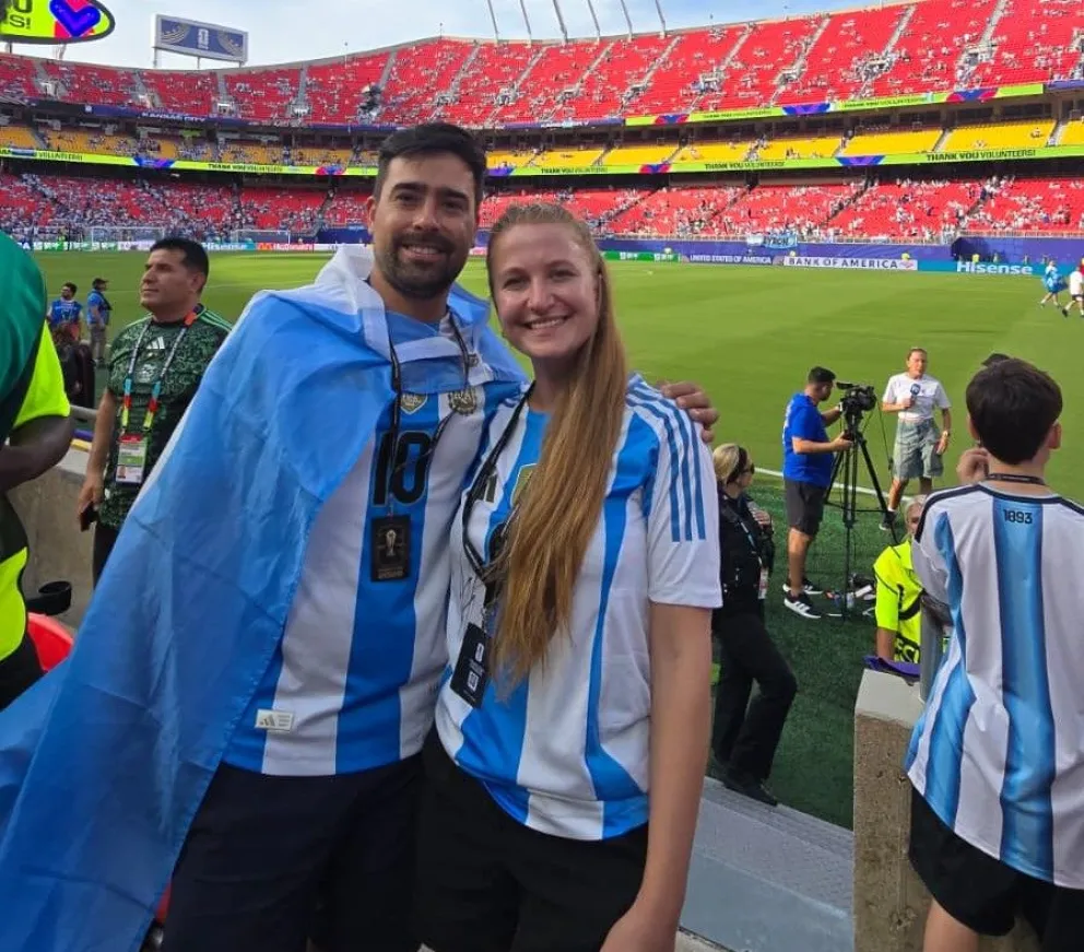 La pareja asistió a la noche mágica de Messi, la del triplete. 