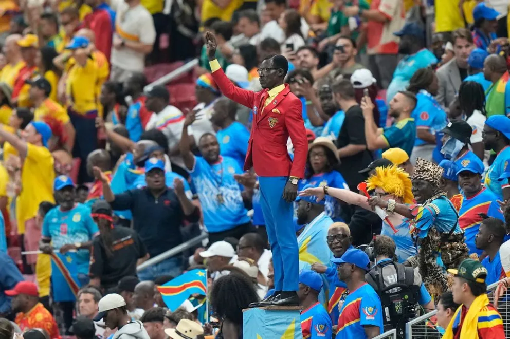 Michel Nkuka Mboladinga Se hizo famoso durante la Copa Africana de Naciones por posar como una estatua del asesinado líder independentista congoleño Patrice Lumumba. Fotos AP
