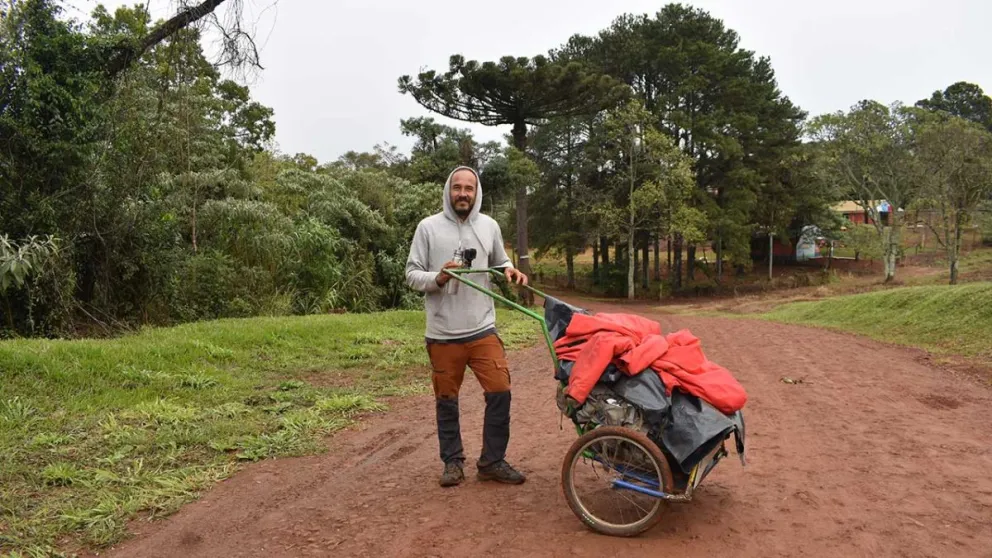 Por el momento sigue recorriendo la tierra colorada.  Foto: Carina Martínez