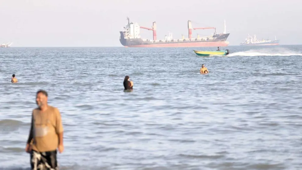 El tránsito comercial aún no se recupera en el estrecho de Ormuz.  Foto: AP